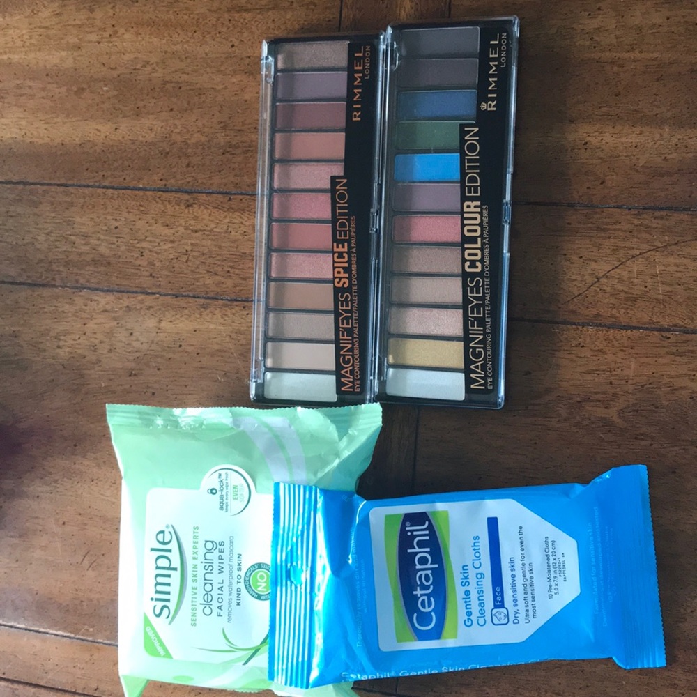 Eyeshadow palette, and cleansing clothes